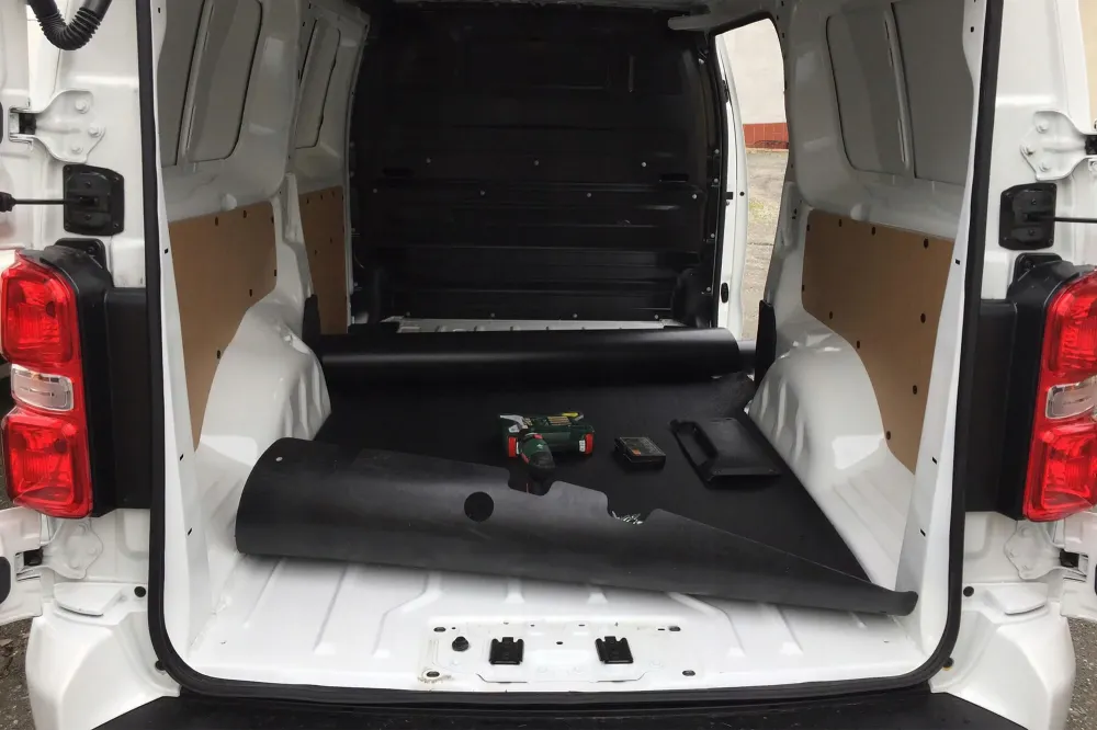 Covoraș din cauciuc pentru Citroën Berlingo, Peugeot Partner, Opel Combo E (2018+), Fiat Doblo / E-Doblo (2022+), Toyota P...